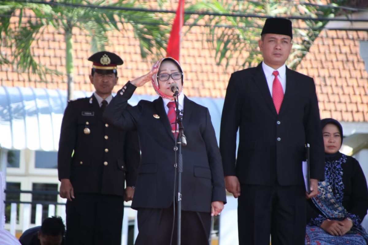 Bupati Mundjidah Wahab memimpin upacara peringatan Hari Sumpah Pemuda di Alun-Alun Kab. Jombang. (Foto: Humas Pemkab Jombang/jatimnow.com)