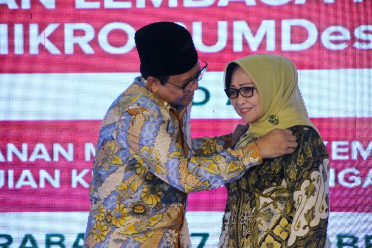 Mendes RI Halim Iskandar saat menganugerahkan lencana bakti desa pertama pada Bupati Jombang Hj Mundjidah Wahab. (Foto: Humas Pemkab Jombang/jatimnow.com)