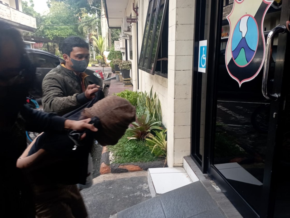 D alias A, pelaku penyekapan, pencabulan, penculikan dan pencurian saat diserahkan ke Mapolres Malang. (Foto: Galih Rakasiwi/jatimnow.com)