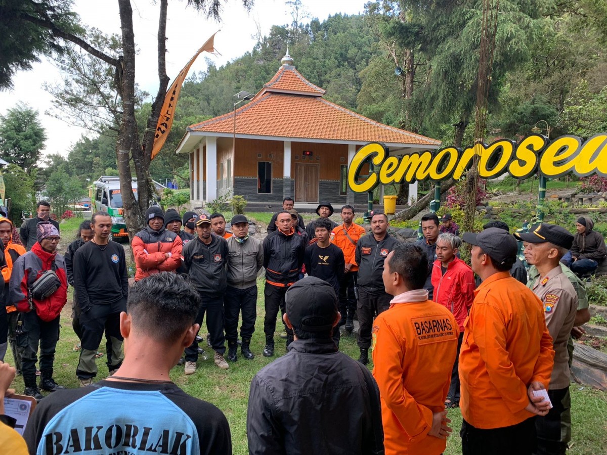 Tim SAR gabungan melakukan pencarian survivor asal Kediri yang hilang di Gunung Lawu. (Foto: Basarnas Trenggalek/jatimnow.com)