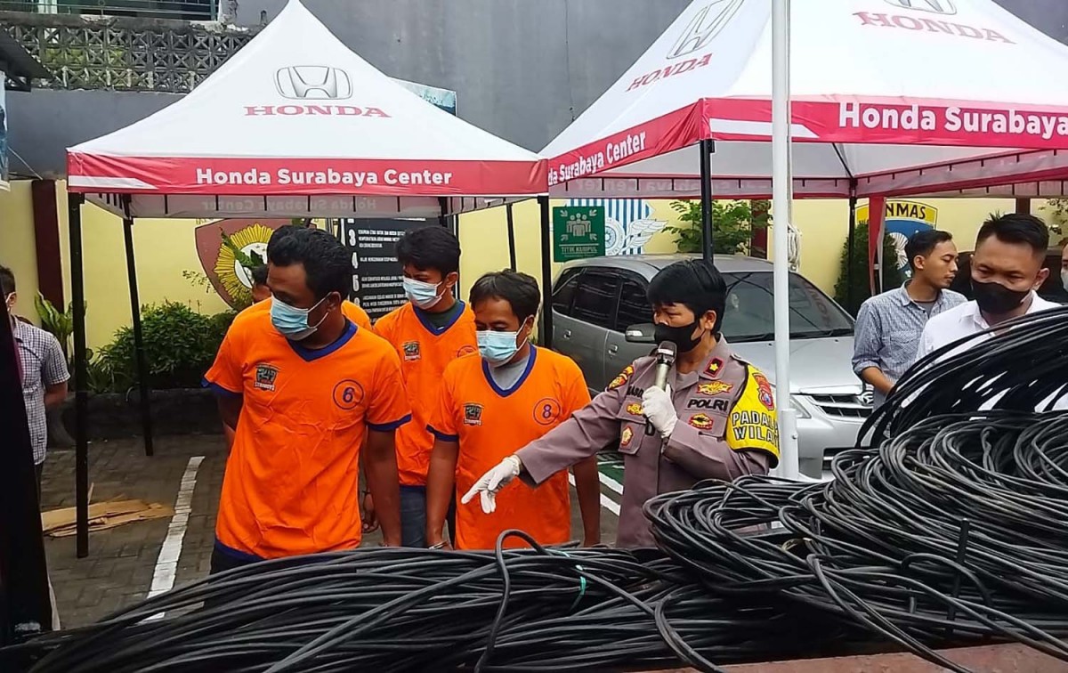 Komplotan pencuri dan barang bukti diamankan di Mapolsek Jambangan, Surabaya (Foto: Zain Ahmad/jatimnow.com)