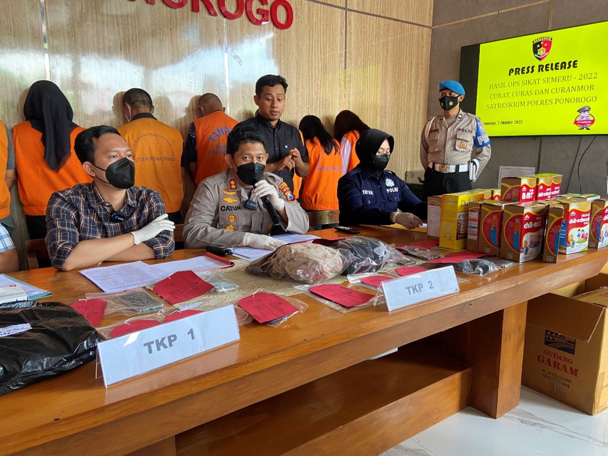 Komplotan pencuri susu formula.(Foto: Mita Kusuma)