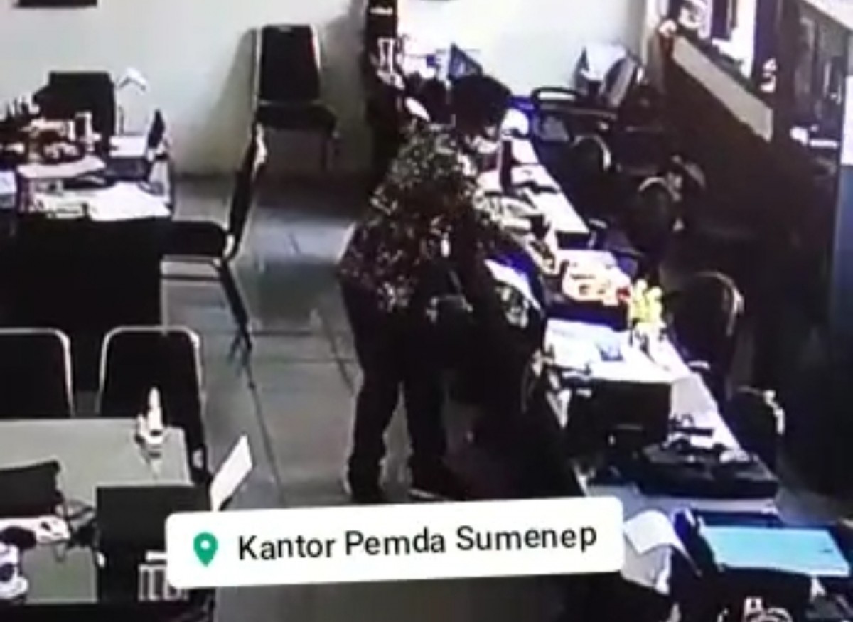 Seorang pria melakukan pencurian laptop di salah satu ruangan di Kantor Pemkab Sumenep.(Foto: Tangkapan Layar)
