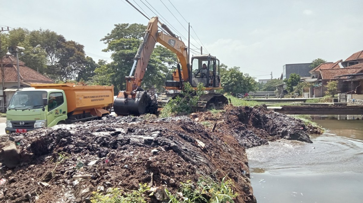 Proses pengerukan sedimen anak Sungai Wrati. (Foto-foto: Moch. Rois/jatimnow.com)