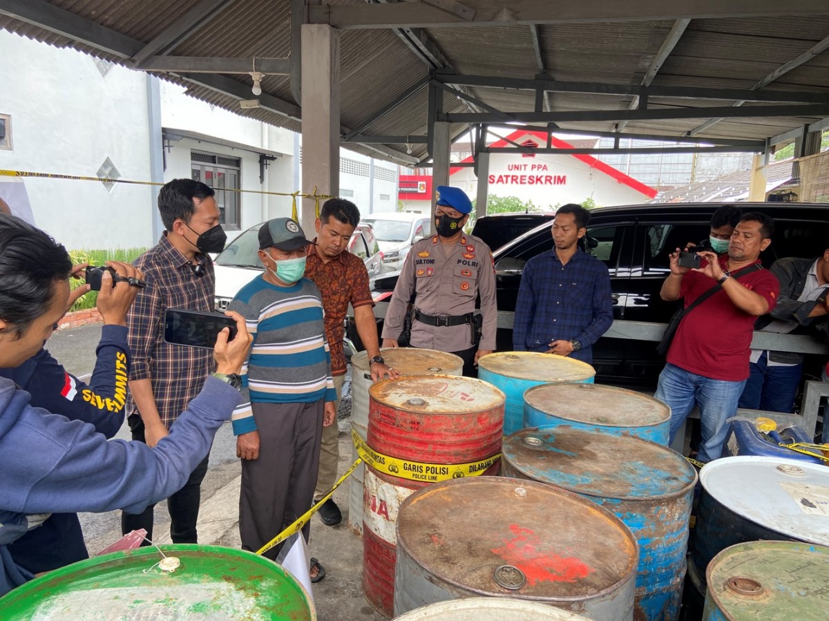 Barang bukti kasus penimbunan BBM bersubsidi.(Foto: Mita Kusuma)