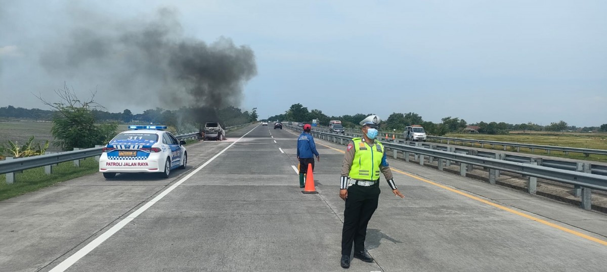 Petugas PJR Polda Jatim dan pengelola jalan tol saat melakukan olah TKP di lokasi mobil terbakar di jalan tol Jombang-Mojokerto. (foto: PJR Polda Jatim for jatimnow.com)
