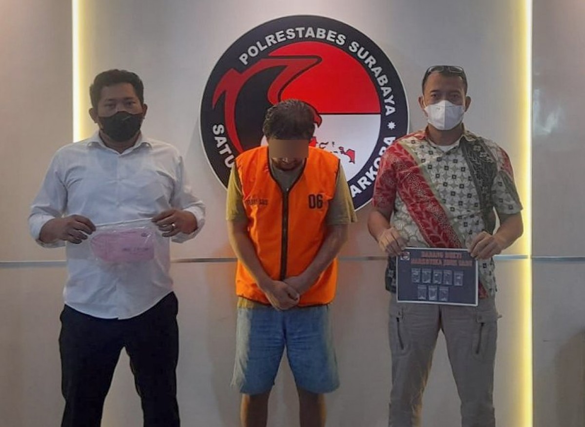 Penjual burung nyambi edarkan narkoba.(Foto: Satnarkoba Polrestabes Surabaya)