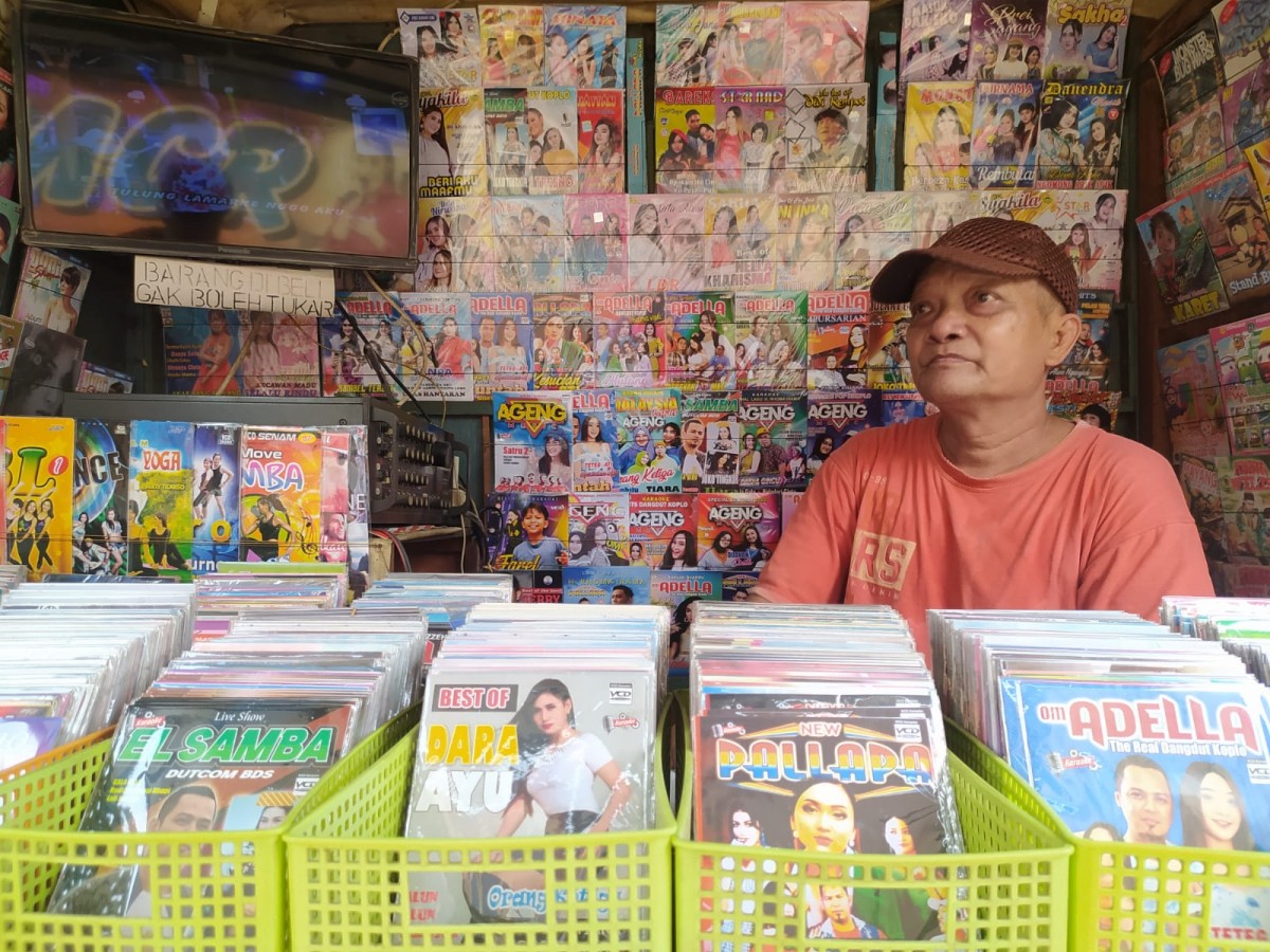 Seniman (60) penjual DVD di Pasar Peterongan, Jombang. (Foto: Elok Aprianto/jatimnow.com)