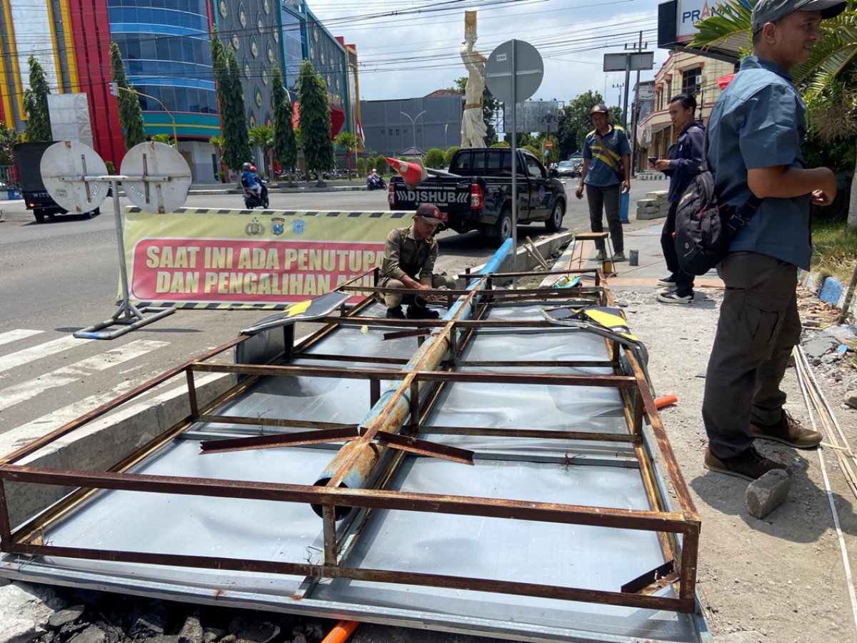 Reklame yang diturunkan oleh Satpol PP Ponorogo.(Foto: Mita Kusuma/jatimnow.com)