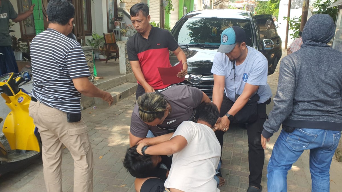 Pelaku saat diamankan oleh Satreskrim Polres Sumenep.(Foto: Polres Sumenep)