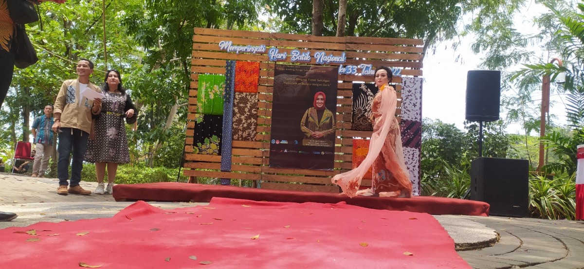 Aksi emak-emak saat Fashion Show di telaga bandung Lamongan.(Foto: Adyad Ammy Iffansah/jatimnow.com)