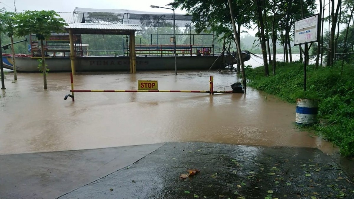 Dermaga jasa perahu penyeberangan yang tergenang air.(Foto: Bramanta Pamungkas)