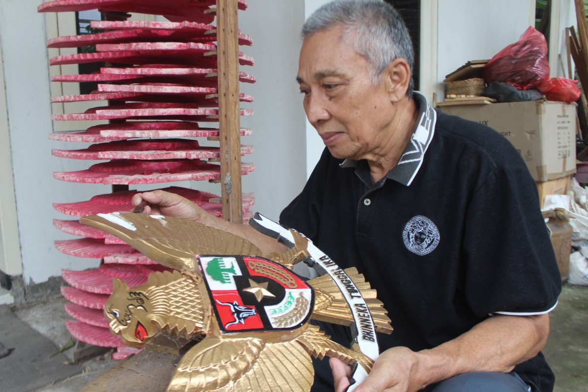 Ichwan Irwantono (70) perajin burung Garuda asal Desa Bandung, Kecamatan Diwek, Jombang.(Foto: Elok Aprianto)
