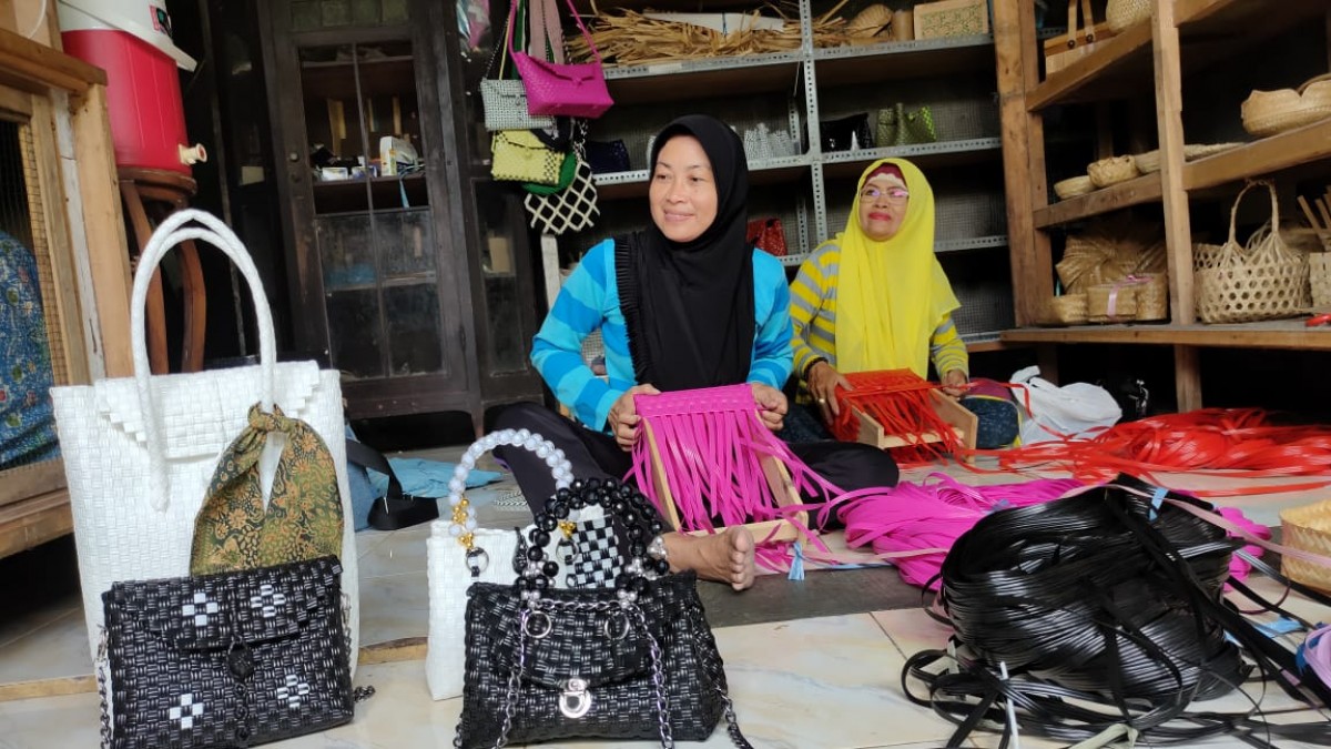 Suciningati saat menganyam tas jali.(Nor for jatimnow.com)
