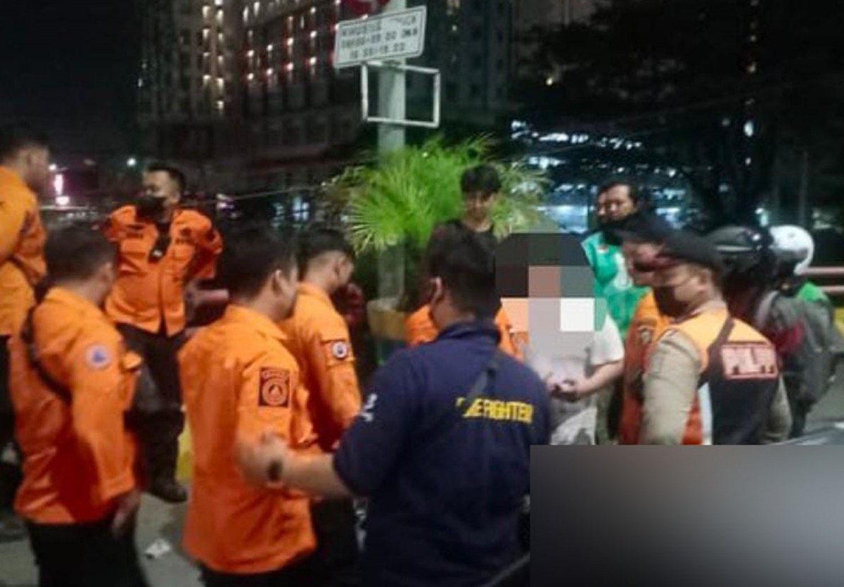 Korban percobaan bunuh diri di Jembatan Stikom Surabaya saat dievakuasi petugas BPBD (Foto: BPBD Surabaya/jatimnow.com)