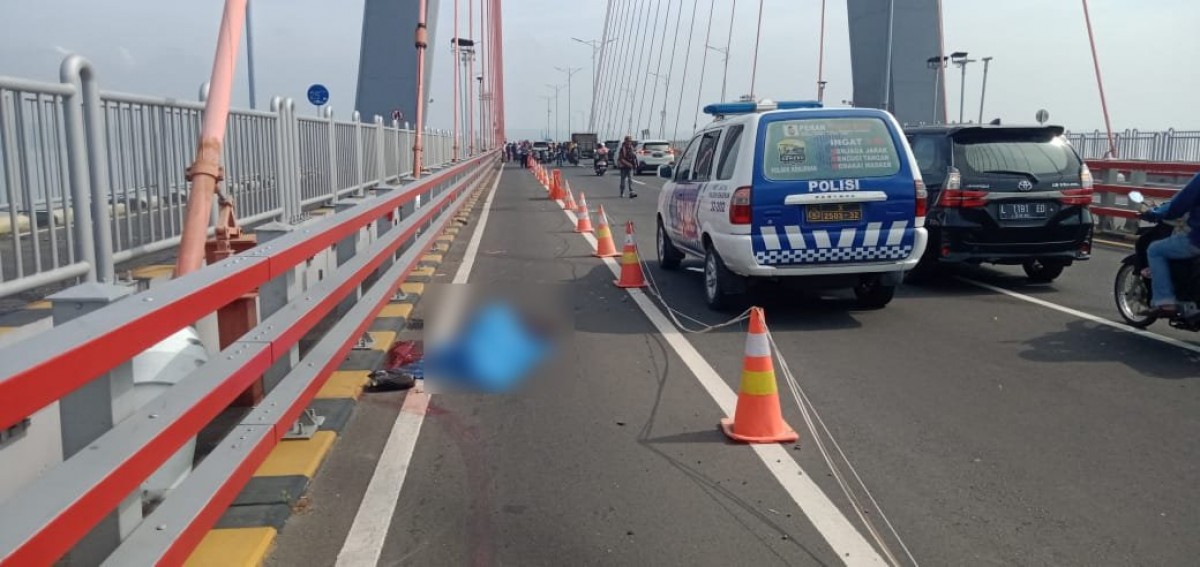 Petugas kebersihan yang tewas ditabrak mobil di Jembatan Suramadu.(Foto: Polres Pelabuhan Tanjung Perak Surabaya/jatimnow.com)