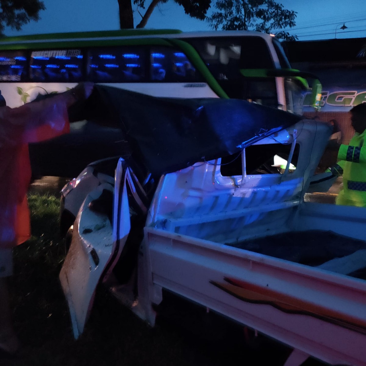 Pohon Tumbang Timpa Mobil di Blitar, Kakak Beradik Tewas