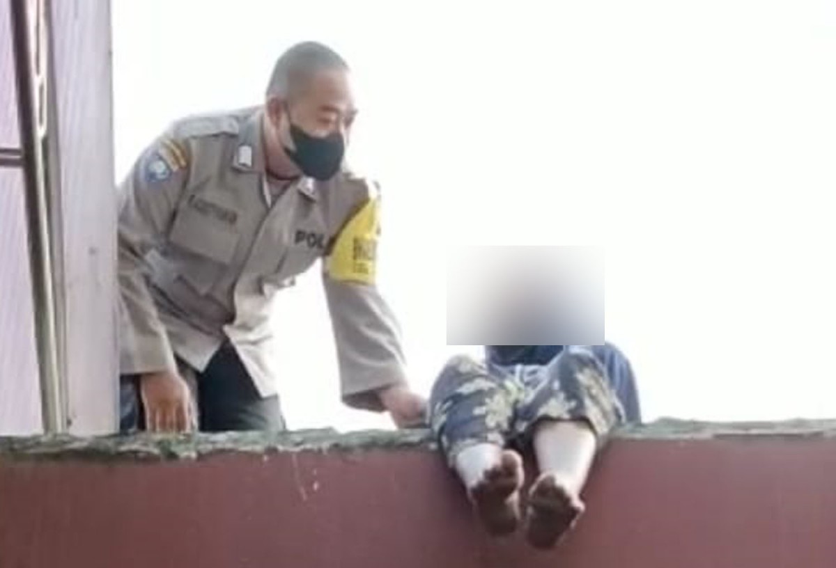 Aksi Bripka Rio Agustyawan, Bhabinkamtibmas Polsek Mojosari, Mojokerto saat menggagalkan aksi gadis hendak bunuh diri