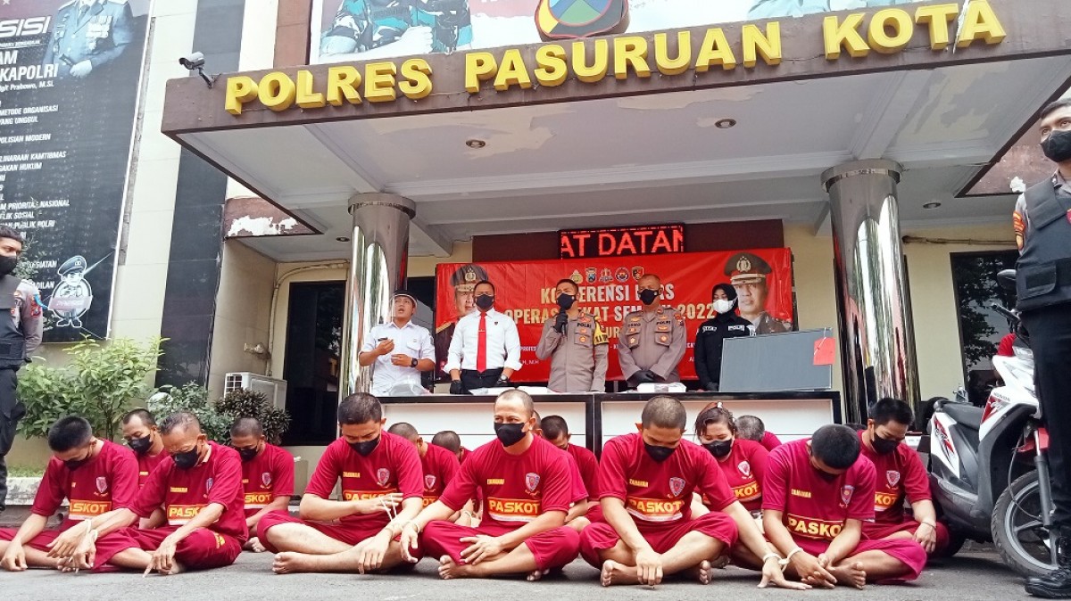Satreskrim Polres Pasuruan Kota menangkap 16 tersangka kasus kejahatan. (Foto: Moch. Rois/jatimnow.com)