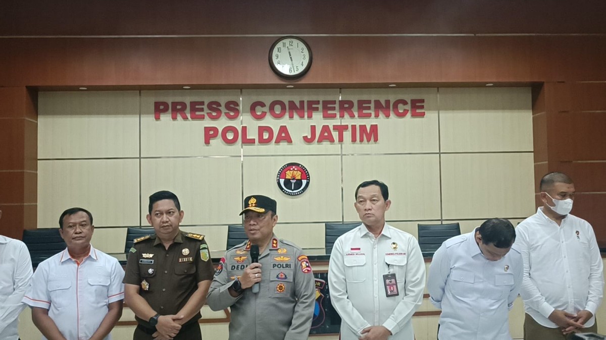 Polri bersama Tim TGIPF dan Kejati Jatim saat memberikan keterangan dari hasil rekonstruksi tragedi Kanjuruhan.(Foto: Zain Ahmad/jatimnow.com)