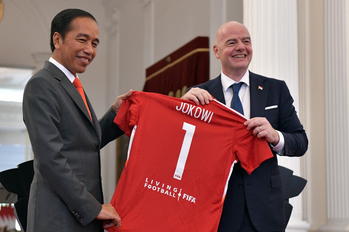 Presiden FIFA Gianni Infantino memberikan kaos bertuliskan nama “Jokowi” kepada Presiden RI, usai pernyataan pers bersama di Istana Merdeka, Jakarta, Selasa (18/10/2022).(Foto: Humas Setkab/Rahmat)