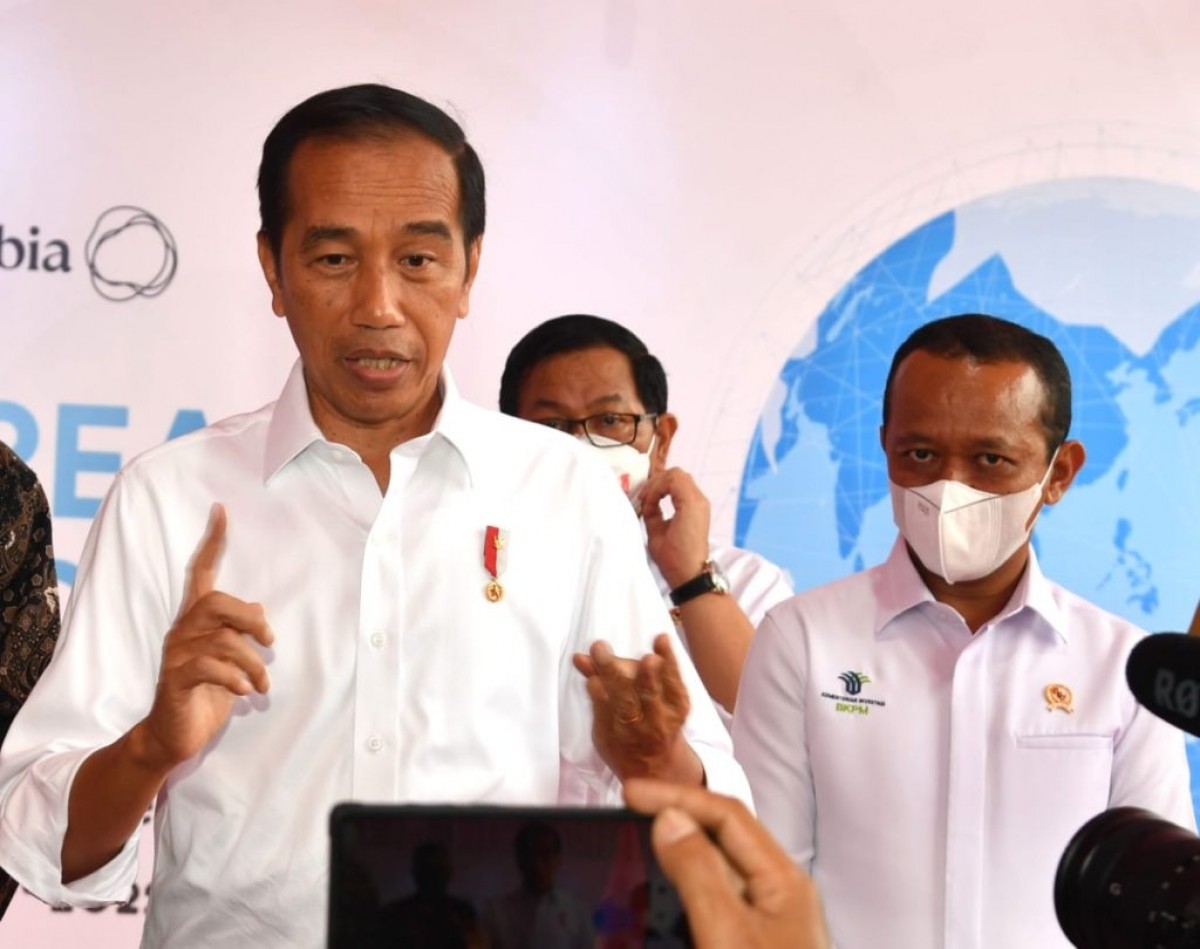 Presiden Jokowi memberikan keterangan pers usai groundbreaking pabrik pipa, di KIT Batang, Jawa Tengah, Senin (03/10/2022). (Foto: BPMI Setpres/Rusman)