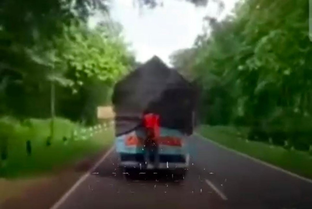 Pria diduga bajing loncat saat beraksi di Ngawi (Foto: Tangkapan layar video)