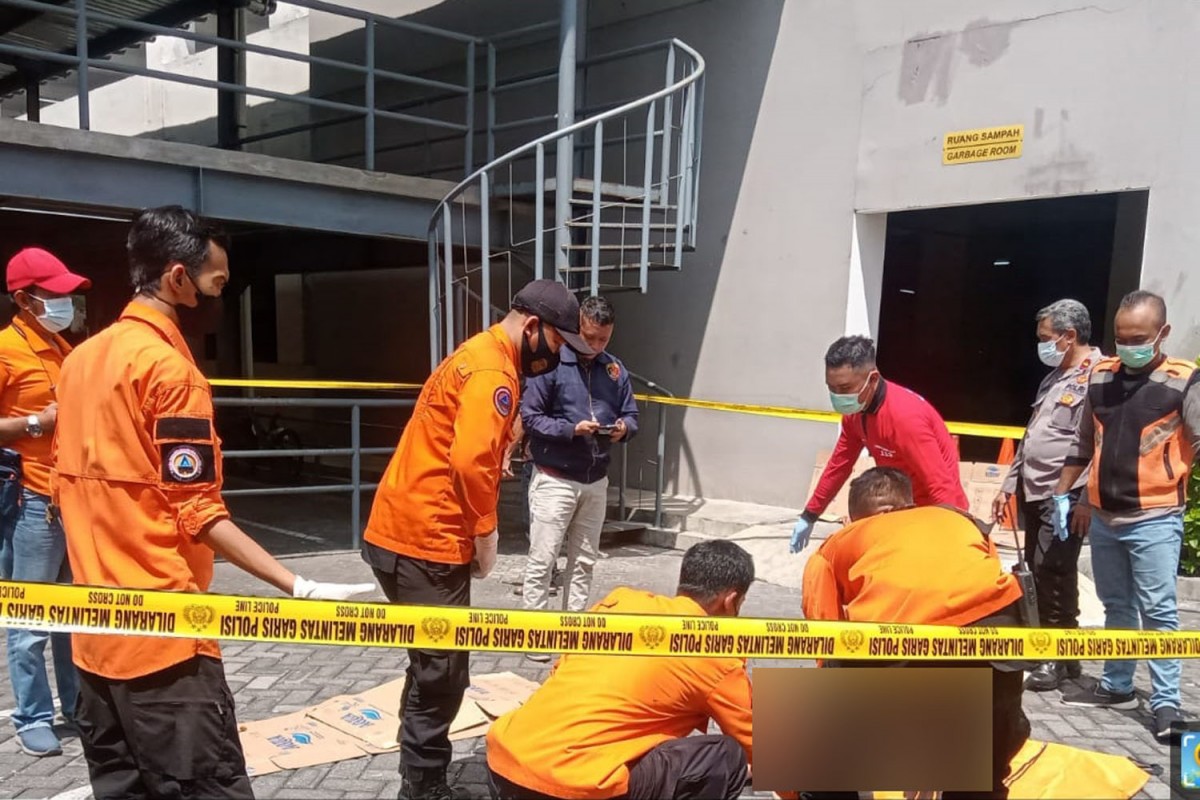 Proses evakuasi jenazah pria loncat dari lantai 28 apartemen di Surabaya (Foto: BPBD Kota Surabaya)