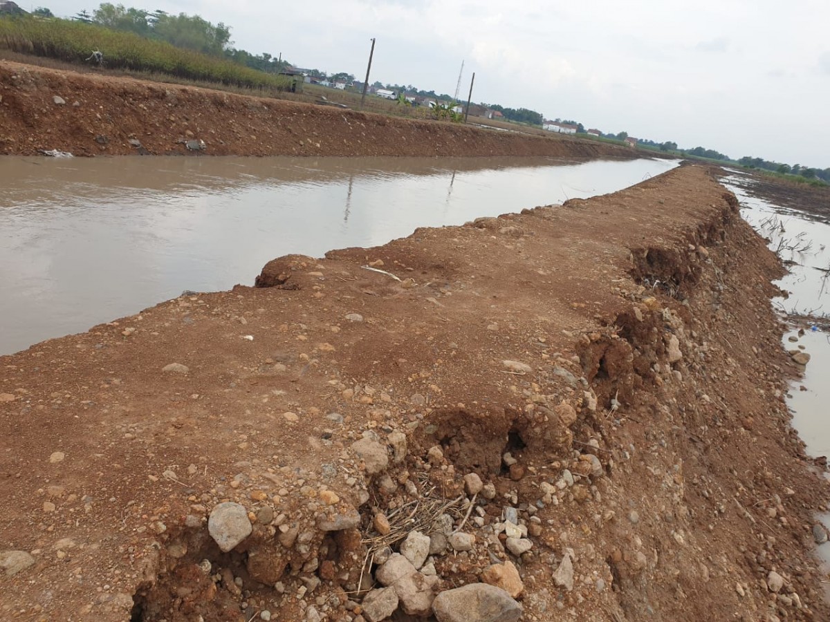 Tanggul semi permanen yang berada di sepanjang aliran sungai yang melewati Desa Tempuran, Sooko.(Foto: Roma for jatimnow.com)