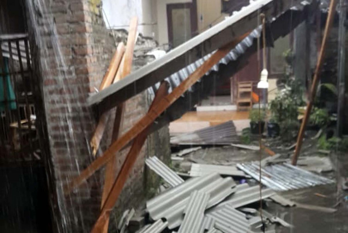 Puting Beliung Terjang Kota Kediri, Atap Belasan Rumah hingga Musala Beterbangan