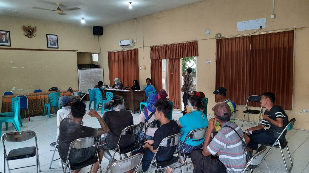 Manusia silver, anak jalanan, badut, pengemis dan gelandangan saat di Kantor Dinsos Kabupaten Mojokerto. (Foto: Achmad Supriyadi/jatimnow.com)