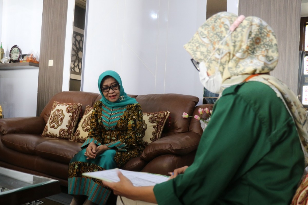 Bupati Jombang, Hj Mundjidah Wahab saat memberikan keterangan pada petugas Regsosek dari BPS.(Humas Pemkab Jombang for jatimnow.com)