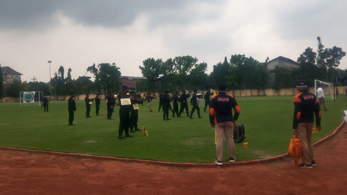 Reka ulang adegan penembakan gas air mata oleh polisi kepada suporter dalam Tragedi Kanjuruhan di lapangan sepak bola Polda Jatim.(Foto: Zain Ahmad/jatimnow.com)