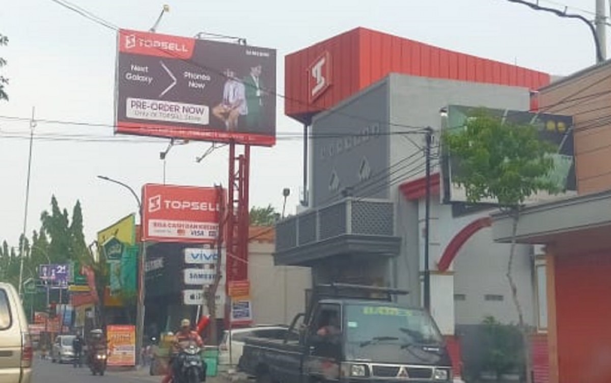 Bangunan papan reklame milik toko elektronik yang tak berizin dan melanggar Perbup Jombang. (Foto: Elok Aprianto/jatimnow.com)