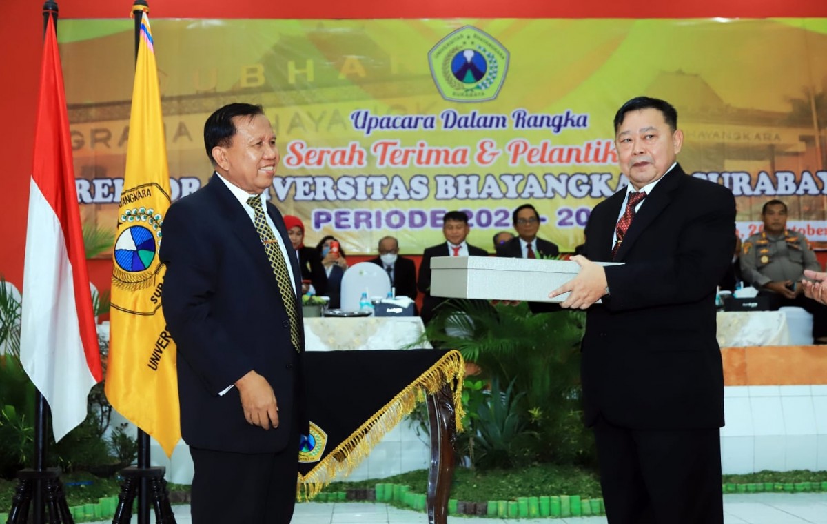 Mantan Kapolda Jawa Timur era 2015-2016 Irjen Pol (purn) Drs Anton Setiadji SH MH (Kanan) dilantik sebagai Rektor Universitas Bhayangkara (Ubhara) Surabaya menggantikan Brigjen Pol (Purn) Edy Prawoto.(Foto: Dok. Ubhara)