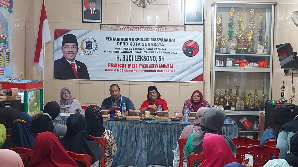 Sekretaris Komisi A Budi Leksono saat bertemu warga di Kecamatan Bubutan. (Foto: Ni'am Kurniawan/jatimnow.com)