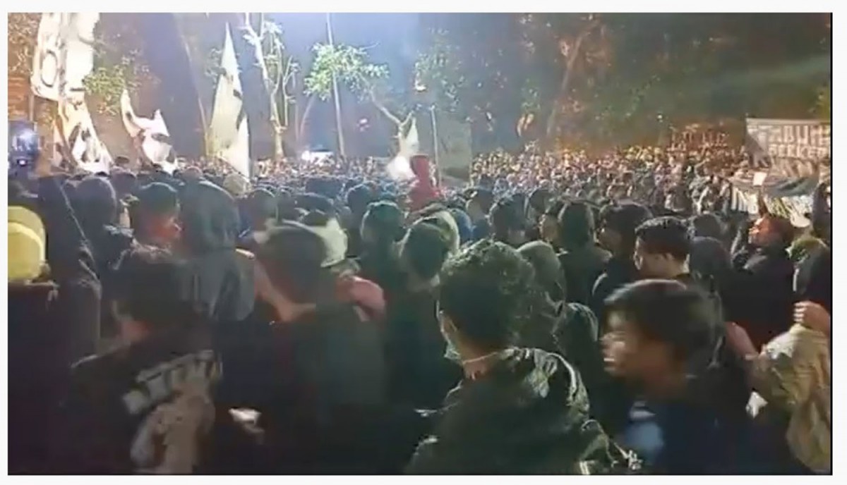 Merinding! Ribuan Aremania dan Bonek Berbaur Lantunkan Doa di Stadion Kanjuruhan