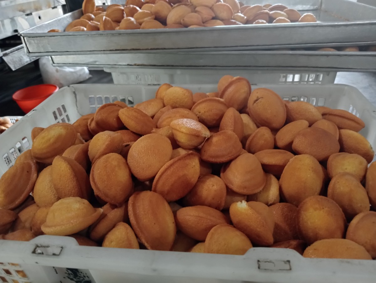 Produksi roti plemben di Desa Banyuarang, Kecamatan Ngoro, Jombang.(Foto: Elok Aprianto)