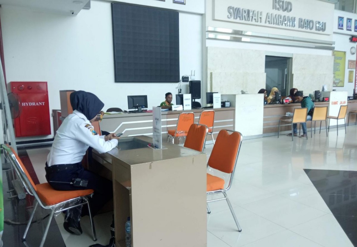 Suasana lobby atau loket RSUD Syamrabu saat melayani pasien.(Foto: Fathor Rahman)