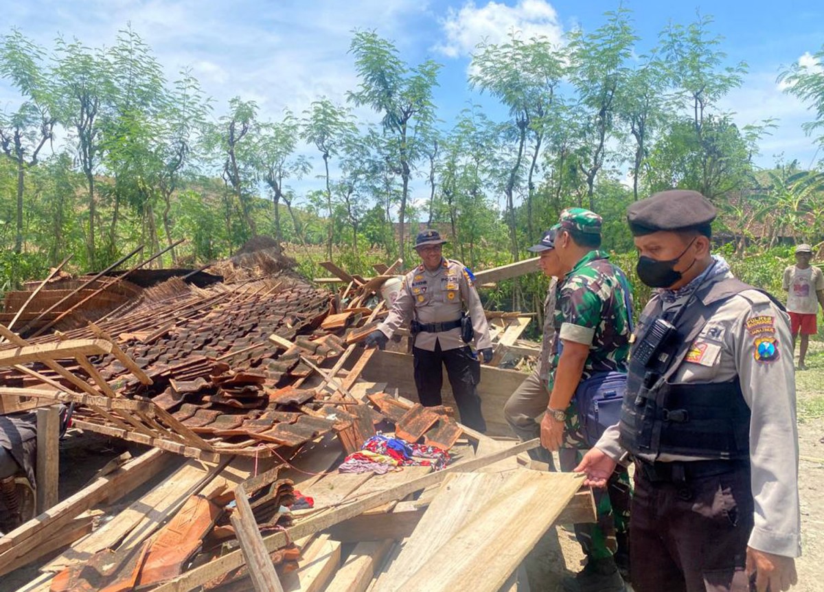 Gotong royong tim gabungan Polisi, TNI dan BPBD Bojonegoro dan warga saat membersihkan rumah yang ambruk akibat puting beliung (Foto: Misbahul Munir/jatimnow.com)