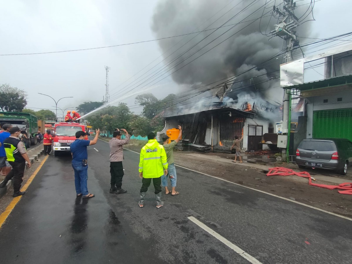 Rumah dan toko terbakar.(Foto: Polsek Sukorejo)