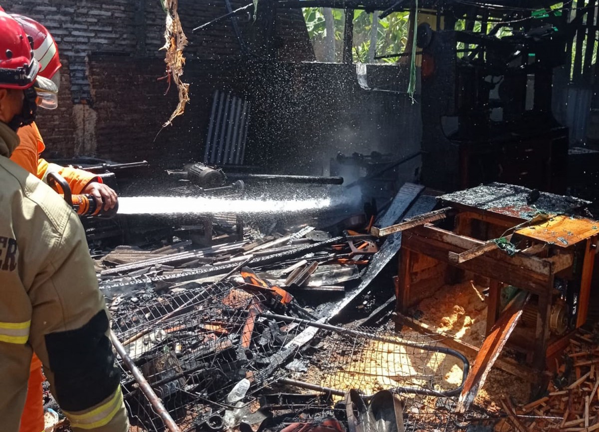 Proses pemadaman rumah produksi kerajinan kayu di Kota Batu yang terbakar (Foto: DPKP Kota Batu for jatimnow.com)