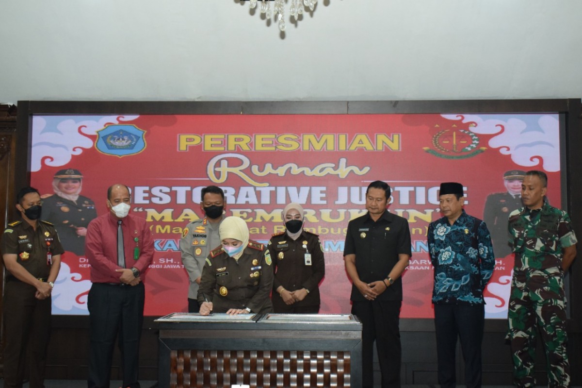 Kajati Jatim Mia Amiati didampingi Forkopimda Lamongan saat melakukan peresmian Rumah RJ. (Foto: Humas Pemkab Lamongan for jatimnow)
