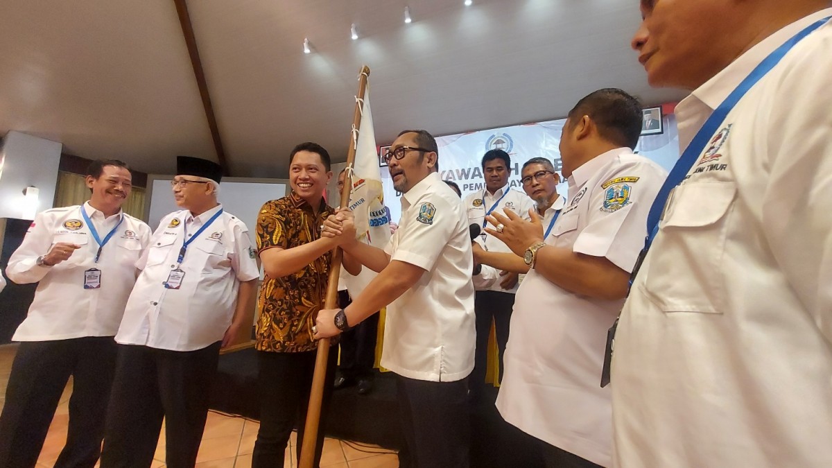 Ketua LPM Jatim Sahat Tua Simanjuntak (kanan) saat menerima bendera pataka dari Sekjen DPP LPM Mukhradis Hadi (kiri).(Dok Ni'am Kurniawan/jatimnow.com)