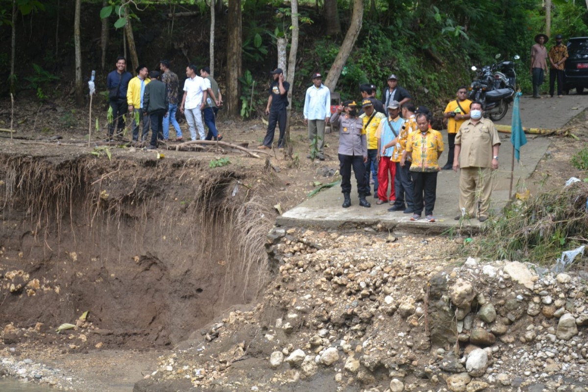 Ketua Golkar Jatim, Sarmuji saat melakukan kunjungan kerja korban dampak banjir. (foto: Golkar Jatim for jatimnow.com)