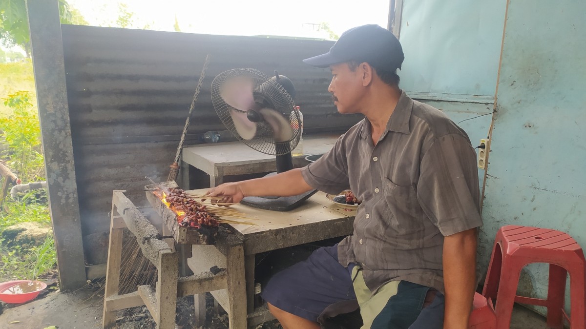 Sate Kambing Muda Cak Sahadi Lamongan.(Foto: Adyad Ammy Iffansah/jatimnow.com)