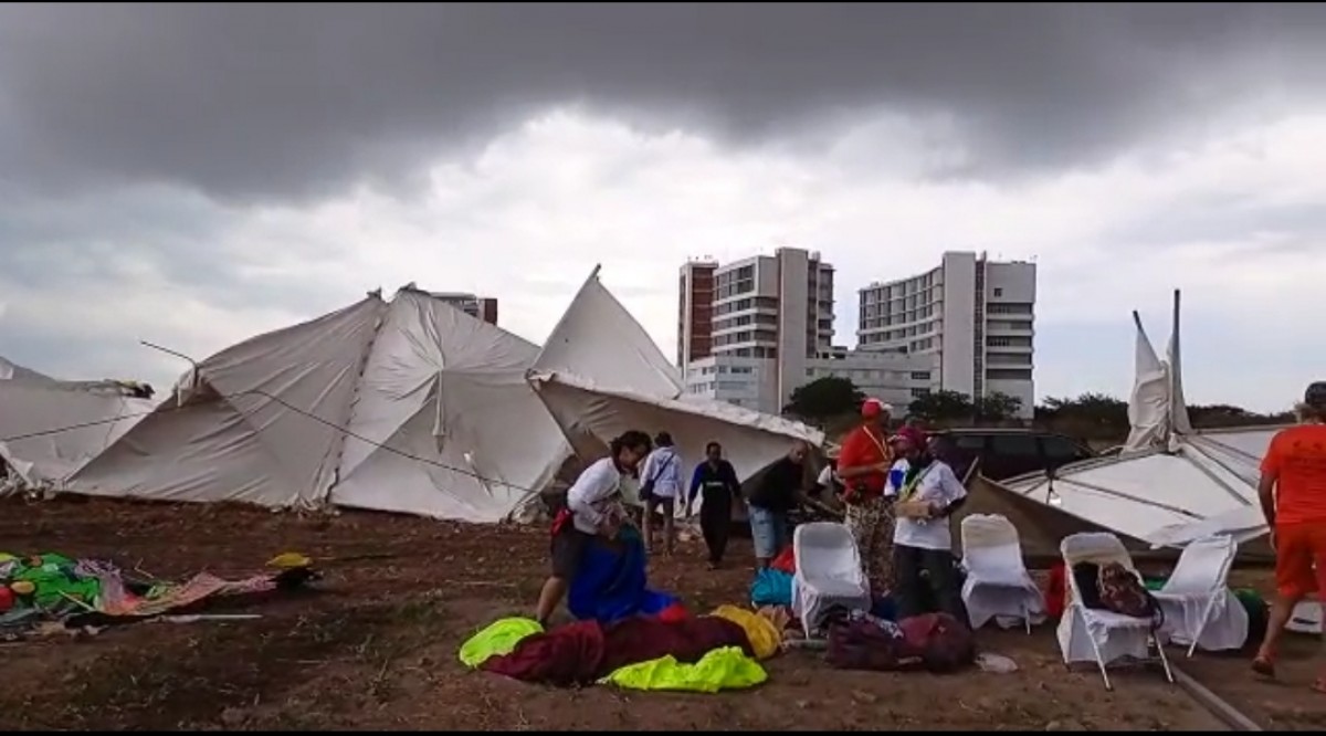 Tangkapan layar video suasana tenda non-permanen di Surabaya Kite Festival 2022 porak-poranda diterjang angin (Foto: Dit for jatimnow.com)