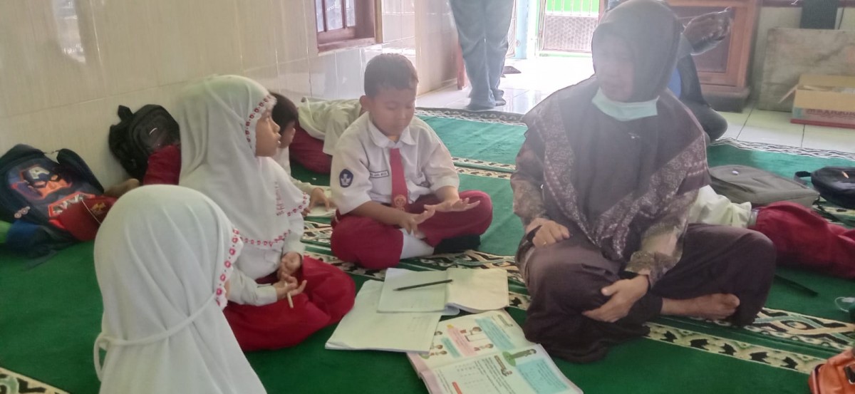 Belajar mengajar di musala akibat banjir luapan Bengawan Solo di Lamongan. (Foto-foto : Adyad Ammy Iffansah/jatimnow.com)