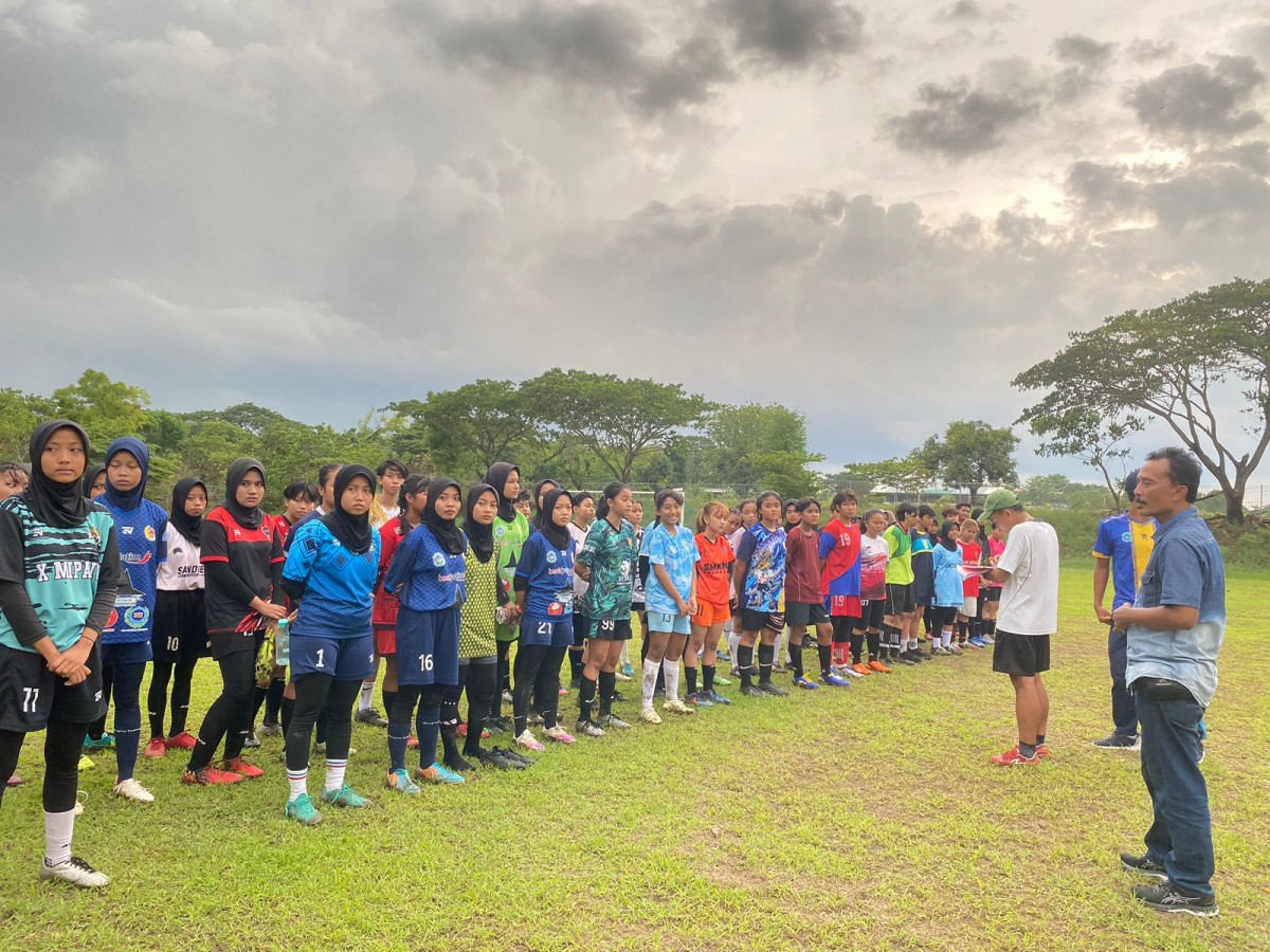 Proses seleksi sepak bola putri Lamongan. (foto : Koni Lamongan for jatimnow.com)