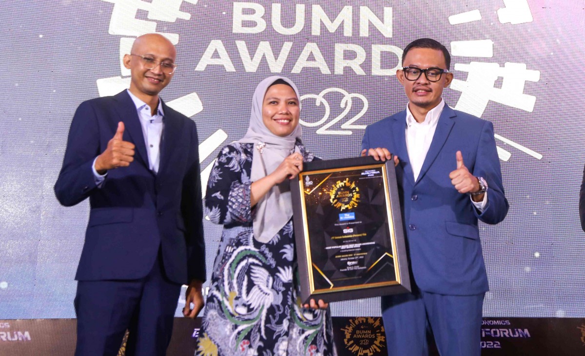 General Manager of Investor Relations SIG, Febriandita Kusuma (tengah) menerima piagam penghargaan dari Founder & CEO The Iconomics, Bram S. Putro (kanan) pada BUMN Awards 2022 dalam rangkaian The Iconomics BUMN Forum 2022, di Le Meridien Hotel, Jakarta, 